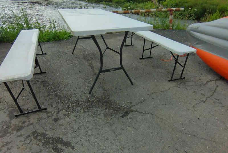 Взять в аренду мебель, стулья и столы для мероприятия на природе.