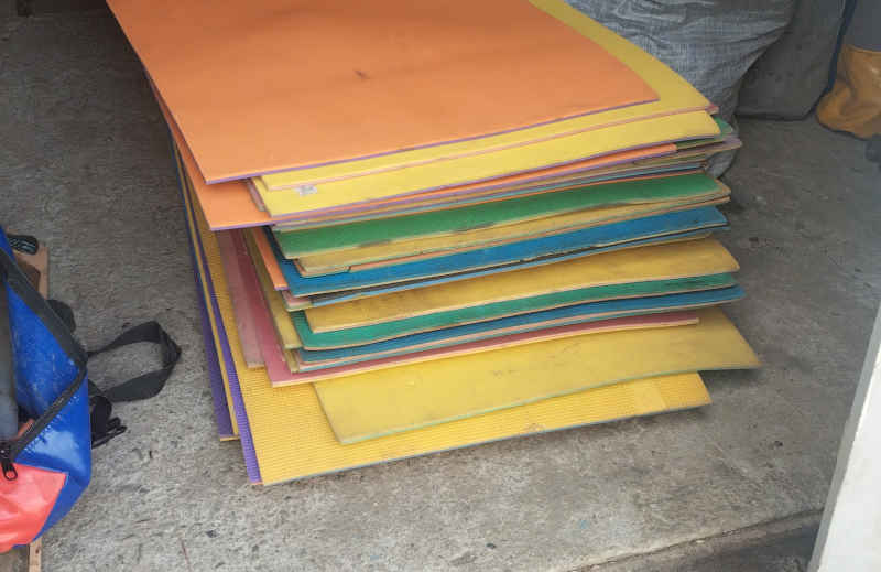 Екб, Екатеринбург взять в аренду коврик туристический на сутки для отдыха на природе.